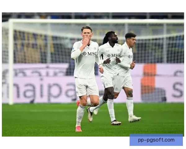 麦克托米奈角球乱战首开纪录 曼联早早领先对阵对手